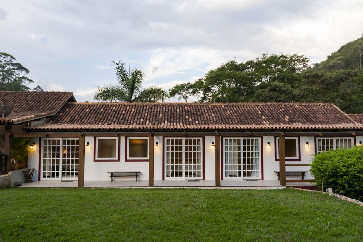 Fachada da casa com o gramado