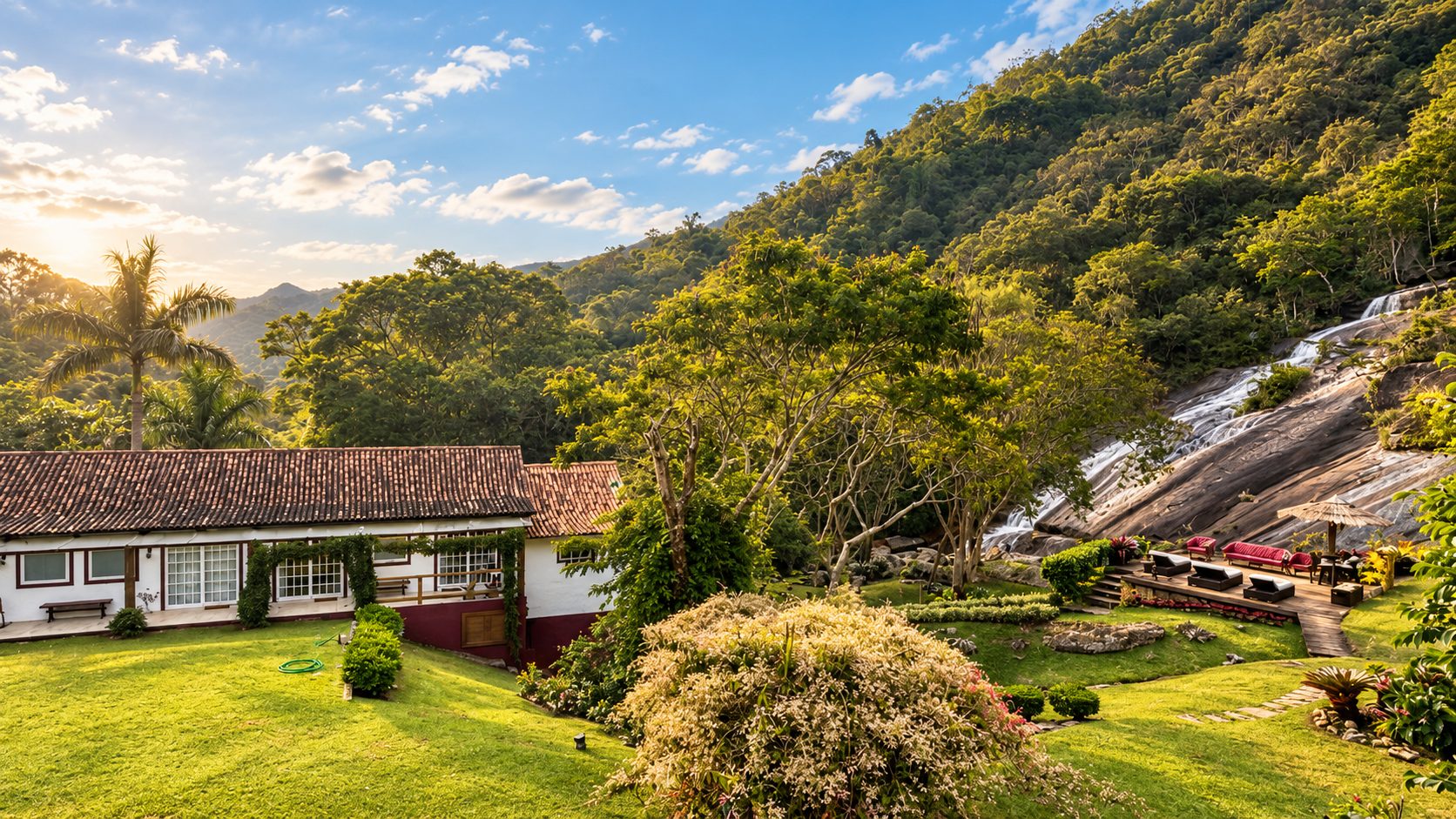 A casa do Flor Celestial ao entardecer, com o gramado, o Deck e a Cachoeira das Bromélias